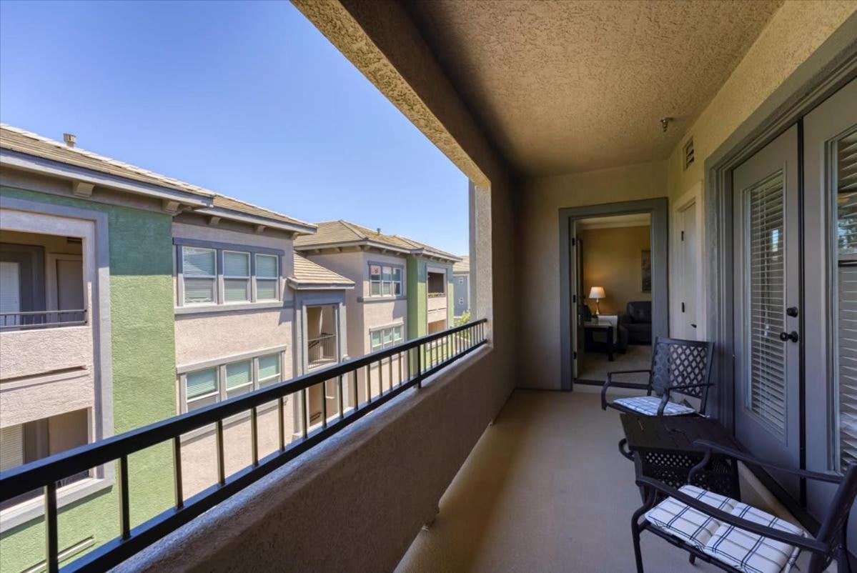New Luxurious 1br Heated Pool & Sauna Reno