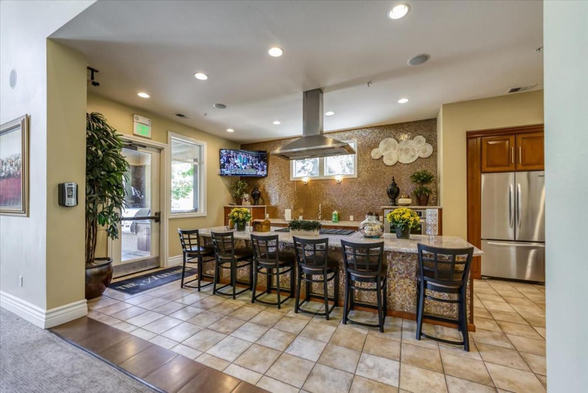 New Luxurious 1br Heated Pool & Sauna *