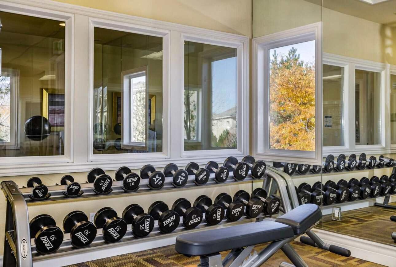 New Luxurious 1br Heated Pool & Sauna Apartment *